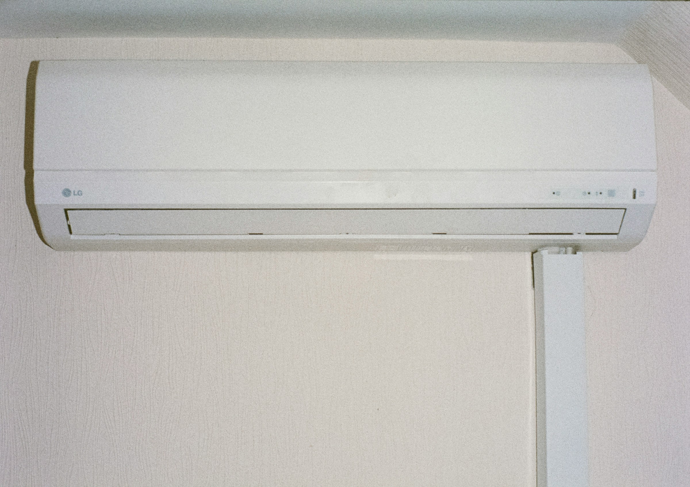 日本のエアコンリモコンの使い方｜ボタンの意味・暖房の節電・万能リモコンの設定方法
